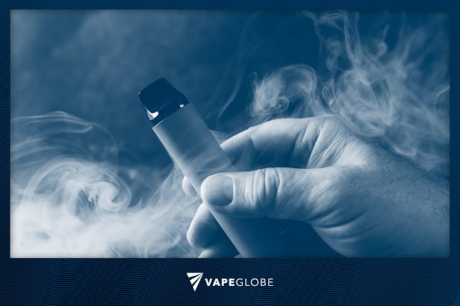 Eine Vape mit Dampf im Hintergrund 