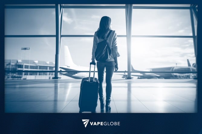 Frau mit Koffer am Flughafen 