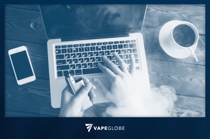 E-Zigarette beim Schreiben am Laptop