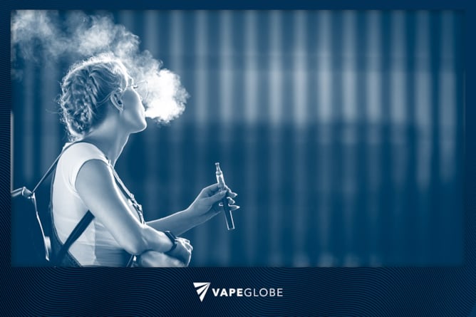 Eine Frau, die eine Vape benutzt 