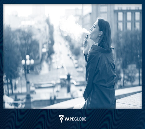 Frau mit Vape