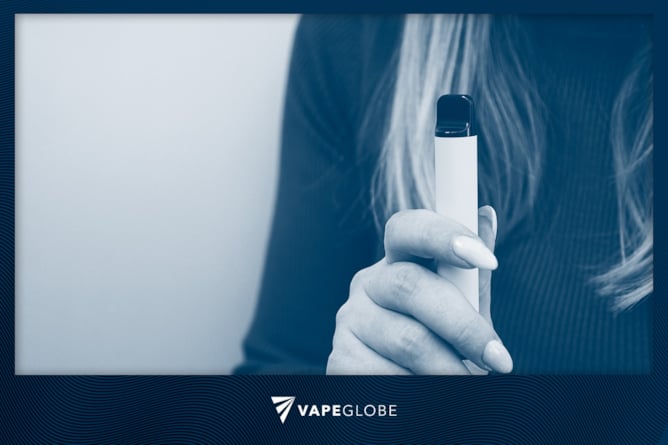 Frau, die eine E-Zigarette in der Hand hält