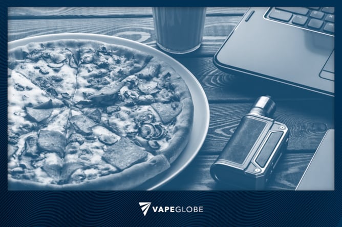 Ein Vape-Gerät neben einer hochkalorischen Pizza