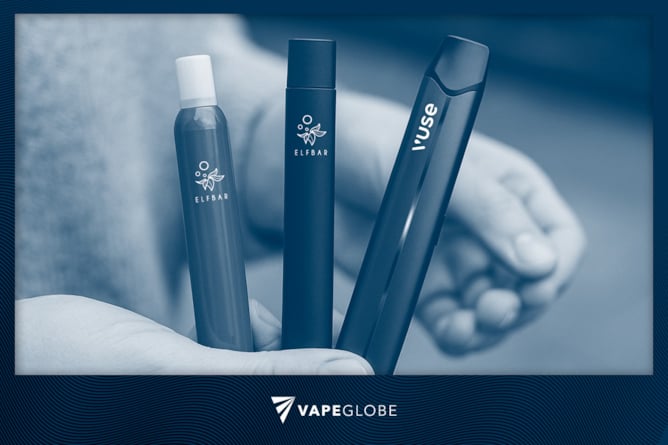 Eine Person hält Elf Bar T600, Elf Bar Mate 500 und Vuse Pro in der Hand