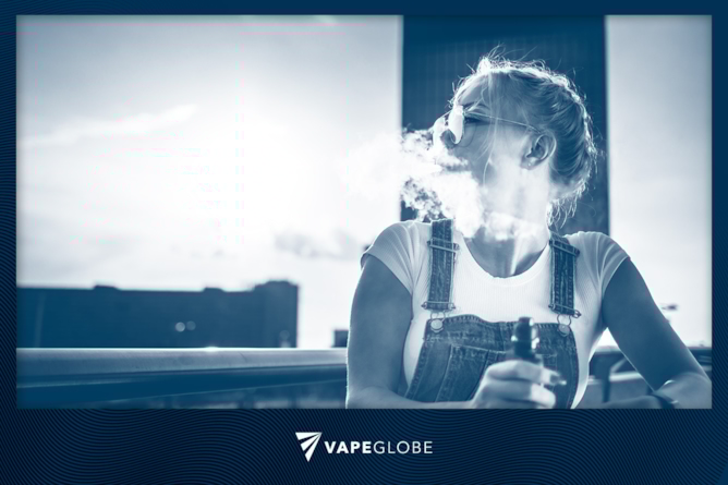 Frau, die eine Vape benutzt in urbaner Umgebung