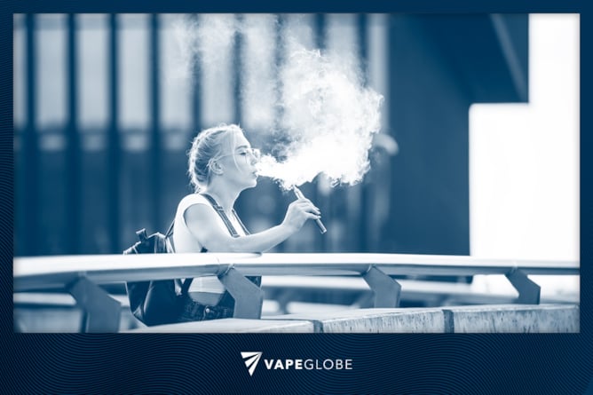 Frau, die eine Vape raucht, in einer urbanen Umgebung