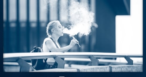 Frau, die eine Vape raucht, in einer urbanen Umgebung
