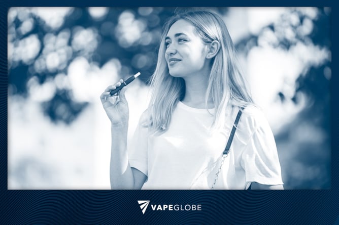 Eine Frau raucht eine Vape im Park
