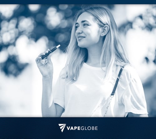 Eine Frau raucht eine Vape im Park
