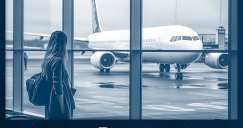 Frau wartet am Flughafen 
