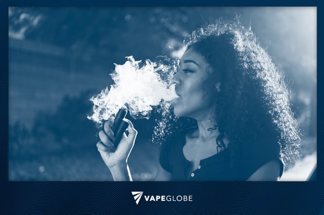 Frau benutzt ein Vape Kit