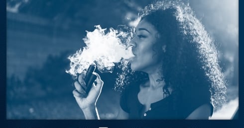 Frau benutzt ein Vape Kit