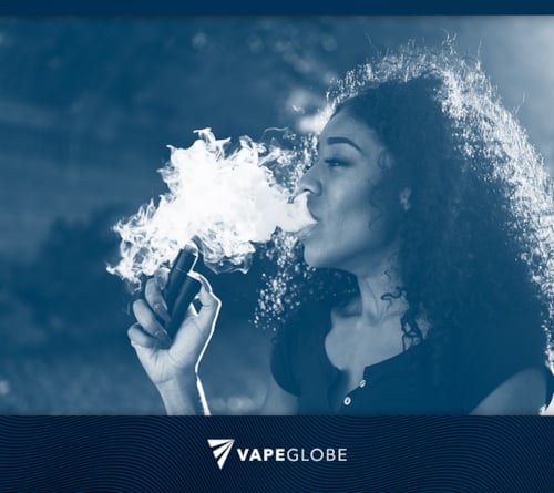 Frau benutzt ein Vape Kit