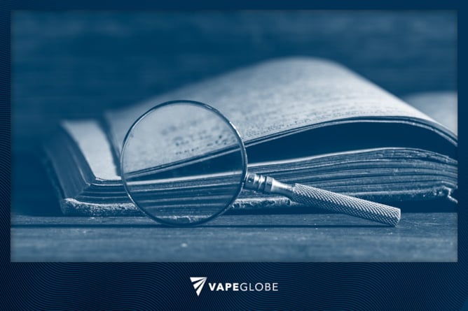 Buch und Lupe um das Thema Geschichte des Dampfens zu illustrieren