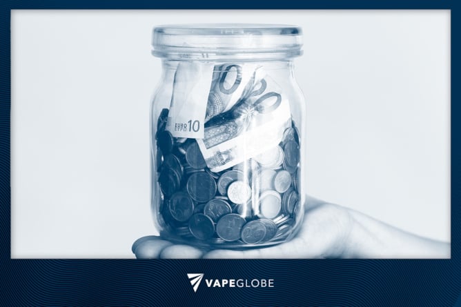 Ein Glas mit Kleingeld und Scheinen alsTitelbild zum Thema Geld Sparen beim Dampfen. 