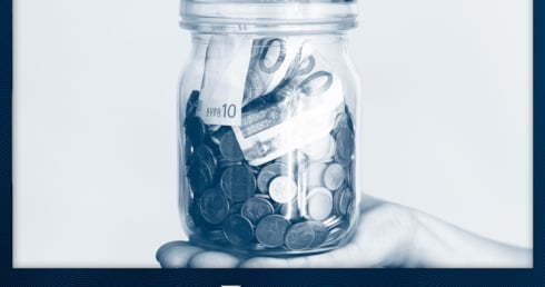 Ein Glas mit Kleingeld und Scheinen alsTitelbild zum Thema Geld Sparen beim Dampfen. 