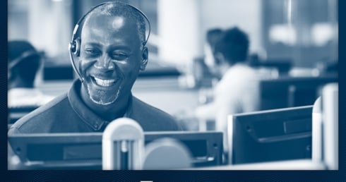 Person mit Headset um das Thema Customer Service zu illustrieren