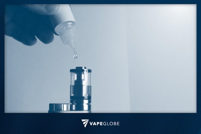 Vape wird mit E-Liquid befuellt
