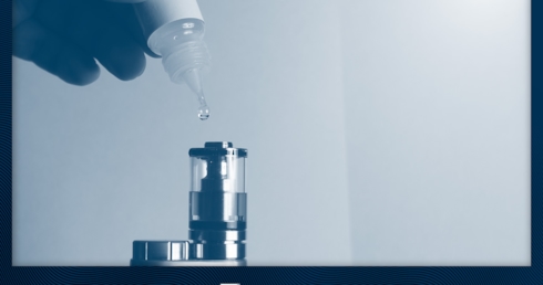 Vape wird mit E-Liquid befuellt