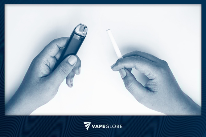 Eine Hand hält eine Vape, die andere eine Zigarette.