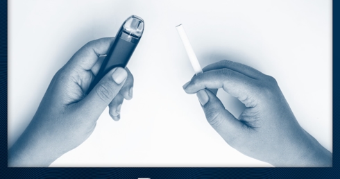 Eine Hand hält eine Vape, die andere eine Zigarette.