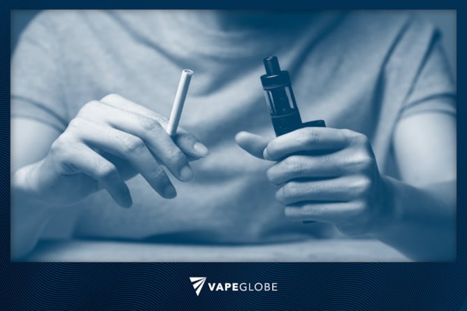 Jemand hält eine Zigarette und eine Vape.