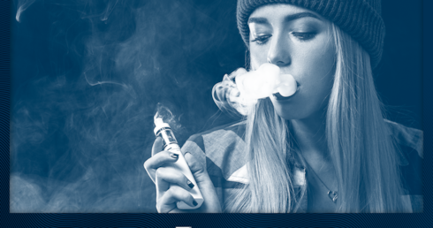 Frau, die den Dampf einer Vape auspustet. 