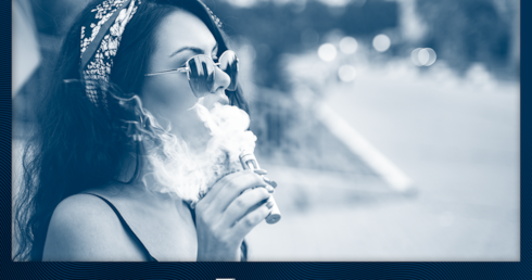 Eine vapende Frau